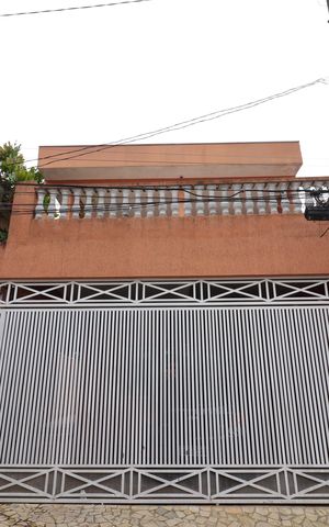 Casa à venda com 140m², 3 quartos e 2 vagasFachada