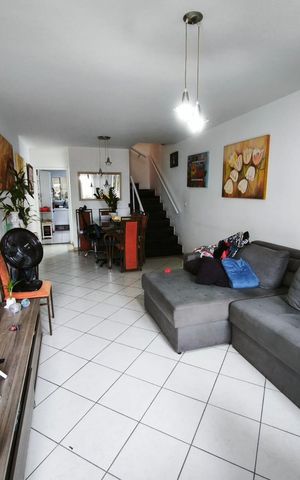 Casa de condomínio à venda com 100m², 3 quartos e 2 vagas Casa de condomínio à venda com 100m², 3 quartos e 2 vagasSala