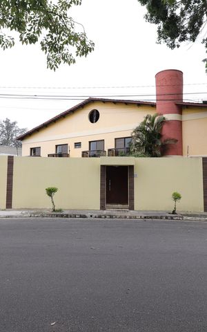 Casa à venda com 549m², 6 quartos e 4 vagasFachada