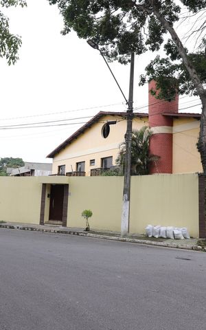 Casa à venda com 549m², 6 quartos e 4 vagasFachada