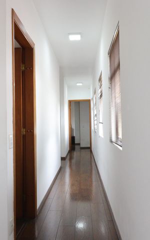 Casa à venda com 549m², 6 quartos e 4 vagasCorredor 