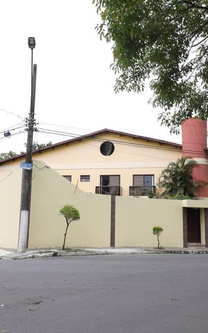 Casa à venda com 549m², 6 quartos e 4 vagasFachada