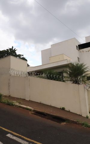 Casa para alugar com 350m², 4 quartos e 4 vagasFachada