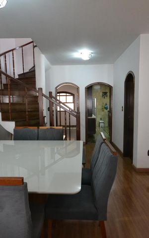 Casa à venda com 217m², 3 quartos e 2 vagasSala
