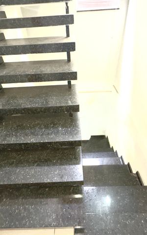 Casa para alugar com 175m², 4 quartos e 2 vagas Casa para alugar com 175m², 4 quartos e 2 vagasEscada