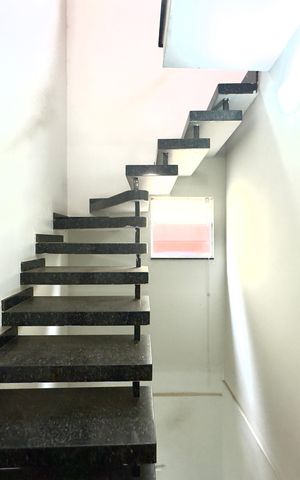 Casa para alugar com 175m², 4 quartos e 2 vagas Casa para alugar com 175m², 4 quartos e 2 vagasEscada