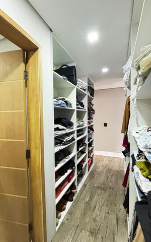 Casa à venda com 223m², 2 quartos e 3 vagas Casa à venda com 223m², 2 quartos e 3 vagas Closet Suíte 2