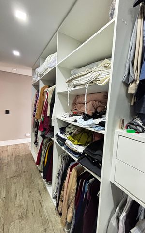 Casa à venda com 223m², 2 quartos e 3 vagas Casa à venda com 223m², 2 quartos e 3 vagas Closet Suíte 2