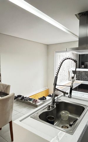 Casa à venda com 223m², 2 quartos e 3 vagas Casa à venda com 223m², 2 quartos e 3 vagasCozinha