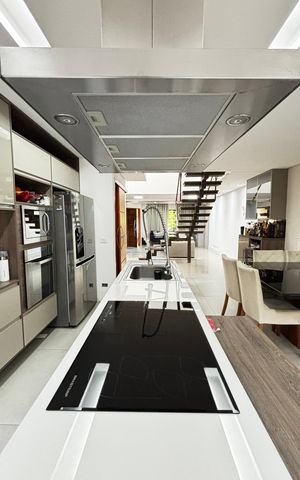 Casa à venda com 223m², 2 quartos e 3 vagas Casa à venda com 223m², 2 quartos e 3 vagasCozinha