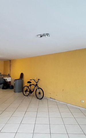 Casa à venda com 223m², 2 quartos e 3 vagas Casa à venda com 223m², 2 quartos e 3 vagasGaragem