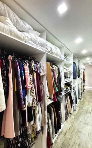 Casa à venda com 223m², 2 quartos e 3 vagas Casa à venda com 223m², 2 quartos e 3 vagas Closet Suíte 2