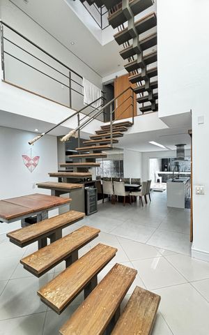 Casa à venda com 223m², 2 quartos e 3 vagas Casa à venda com 223m², 2 quartos e 3 vagasSala