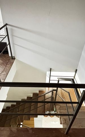 Casa à venda com 223m², 2 quartos e 3 vagas Casa à venda com 223m², 2 quartos e 3 vagasSótão