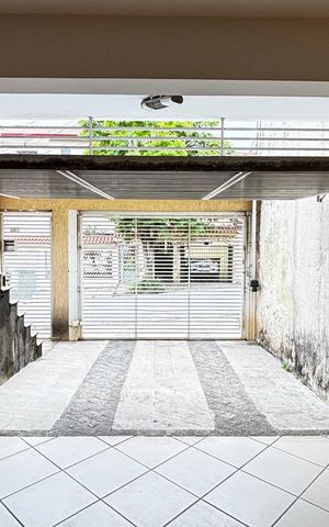 Casa à venda com 223m², 2 quartos e 3 vagas Casa à venda com 223m², 2 quartos e 3 vagasGaragem