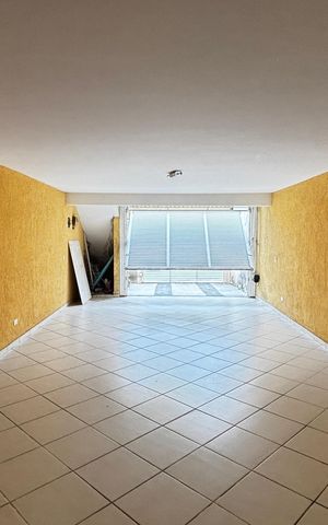 Casa à venda com 223m², 2 quartos e 3 vagas Casa à venda com 223m², 2 quartos e 3 vagasGaragem