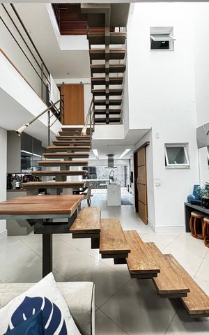 Casa à venda com 223m², 2 quartos e 3 vagas Casa à venda com 223m², 2 quartos e 3 vagasSala