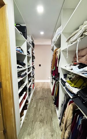 Casa à venda com 223m², 2 quartos e 3 vagas Casa à venda com 223m², 2 quartos e 3 vagas Closet Suíte 2