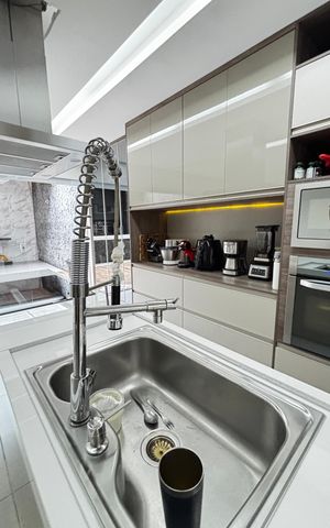 Casa à venda com 223m², 2 quartos e 3 vagas Casa à venda com 223m², 2 quartos e 3 vagasCozinha