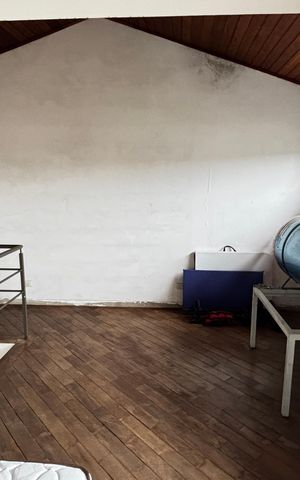 Casa à venda com 223m², 2 quartos e 3 vagas Casa à venda com 223m², 2 quartos e 3 vagasSótão