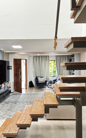 Casa à venda com 223m², 2 quartos e 3 vagas Casa à venda com 223m², 2 quartos e 3 vagasSala