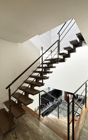 Casa à venda com 223m², 2 quartos e 3 vagas Casa à venda com 223m², 2 quartos e 3 vagasEscada