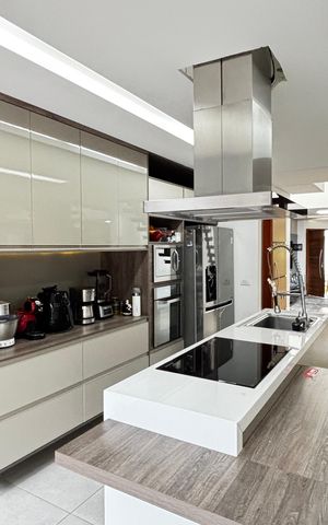 Casa à venda com 223m², 2 quartos e 3 vagas Casa à venda com 223m², 2 quartos e 3 vagasCozinha