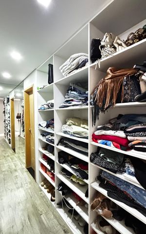 Casa à venda com 223m², 2 quartos e 3 vagas Casa à venda com 223m², 2 quartos e 3 vagas Closet Suíte 2