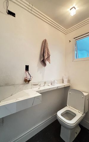 Casa à venda com 223m², 2 quartos e 3 vagas Casa à venda com 223m², 2 quartos e 3 vagasLavabo