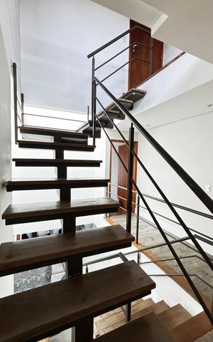 Casa à venda com 223m², 2 quartos e 3 vagas Casa à venda com 223m², 2 quartos e 3 vagasEscada