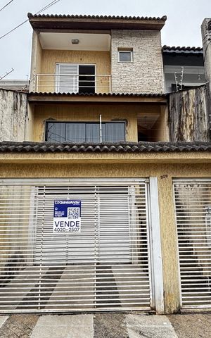 Casa à venda com 223m², 2 quartos e 3 vagas Casa à venda com 223m², 2 quartos e 3 vagasFachada
