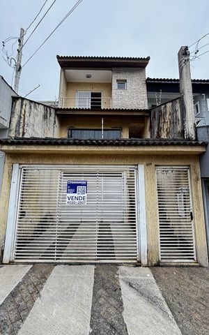 Casa à venda com 223m², 2 quartos e 3 vagas Casa à venda com 223m², 2 quartos e 3 vagasFachada