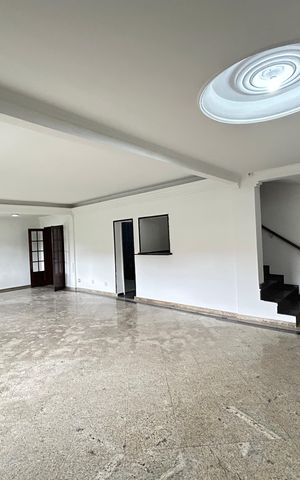 Casa à venda com 405m², 5 quartos e 4 vagasSala