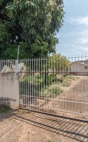 Casa à venda com 80m², 2 quartos e 8 vagas Casa à venda com 80m², 2 quartos e 8 vagasFachada