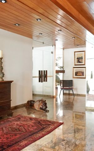 Apartamento à venda com 250m², 4 quartos e 2 vagas Apartamento à venda com 250m², 4 quartos e 2 vagasHall de entrada