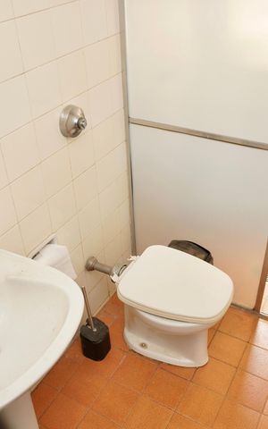 Apartamento à venda com 250m², 4 quartos e 2 vagas Apartamento à venda com 250m², 4 quartos e 2 vagasDependência de Serviço