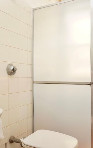 Apartamento à venda com 250m², 4 quartos e 2 vagas Apartamento à venda com 250m², 4 quartos e 2 vagasDependência de Serviço