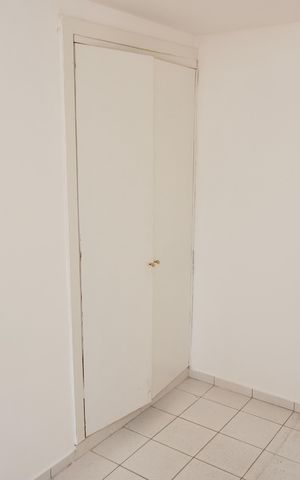 Apartamento à venda com 250m², 4 quartos e 2 vagas Apartamento à venda com 250m², 4 quartos e 2 vagasDependência de Serviço