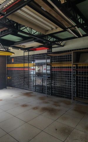 Casa à venda com 320m², 5 quartos e 6 vagas Casa à venda com 320m², 5 quartos e 6 vagasSalão