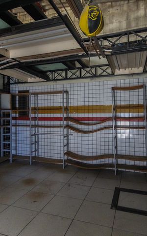 Casa à venda com 320m², 5 quartos e 6 vagas Casa à venda com 320m², 5 quartos e 6 vagasSalão