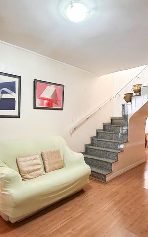 Casa à venda com 143m², 2 quartos e 2 vagas Casa à venda com 143m², 2 quartos e 2 vagasSala