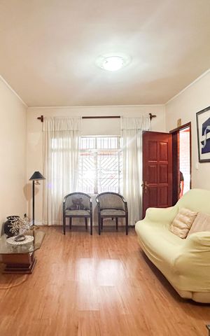 Casa à venda com 143m², 2 quartos e 2 vagas Casa à venda com 143m², 2 quartos e 2 vagasSala