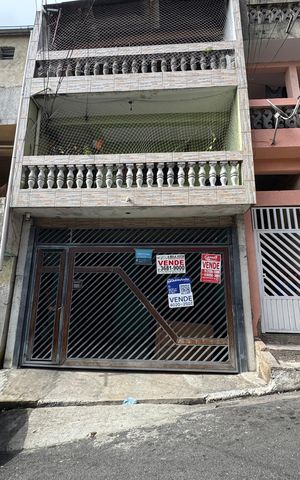 Casa à venda com 236m², 4 quartos e 2 vagas Casa à venda com 236m², 4 quartos e 2 vagasFachada com PLACA GRANDE