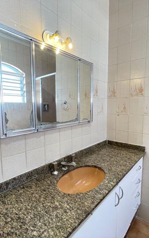 Casa para alugar com 253m², 4 quartos e 2 vagasBanheiro 2