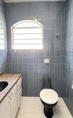 Casa para alugar com 253m², 4 quartos e 2 vagasBanheiro 1