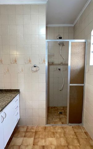Casa para alugar com 253m², 4 quartos e 2 vagasBanheiro 2