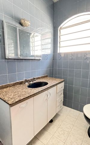 Casa para alugar com 253m², 4 quartos e 2 vagasBanheiro 1