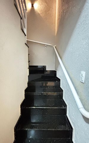 Casa à venda com 102m², 2 quartos e 2 vagasEscada