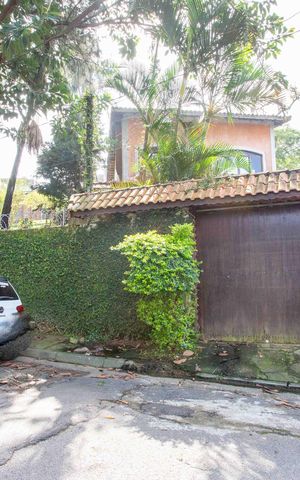 Casa à venda com 251m², 3 quartos e 2 vagasFachada