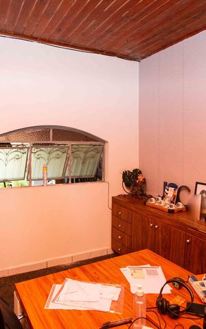 Casa à venda com 251m², 3 quartos e 2 vagasEscritório